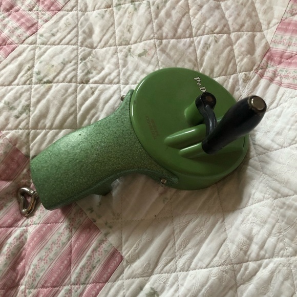 Vintage cast iron Green Pe De bean slicer- screws onto your counter. - Picture 2 of 9